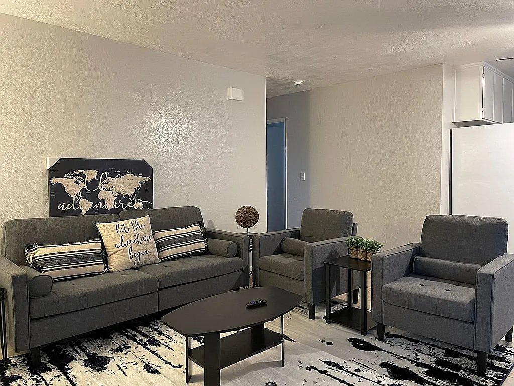 LOUNGE AREA